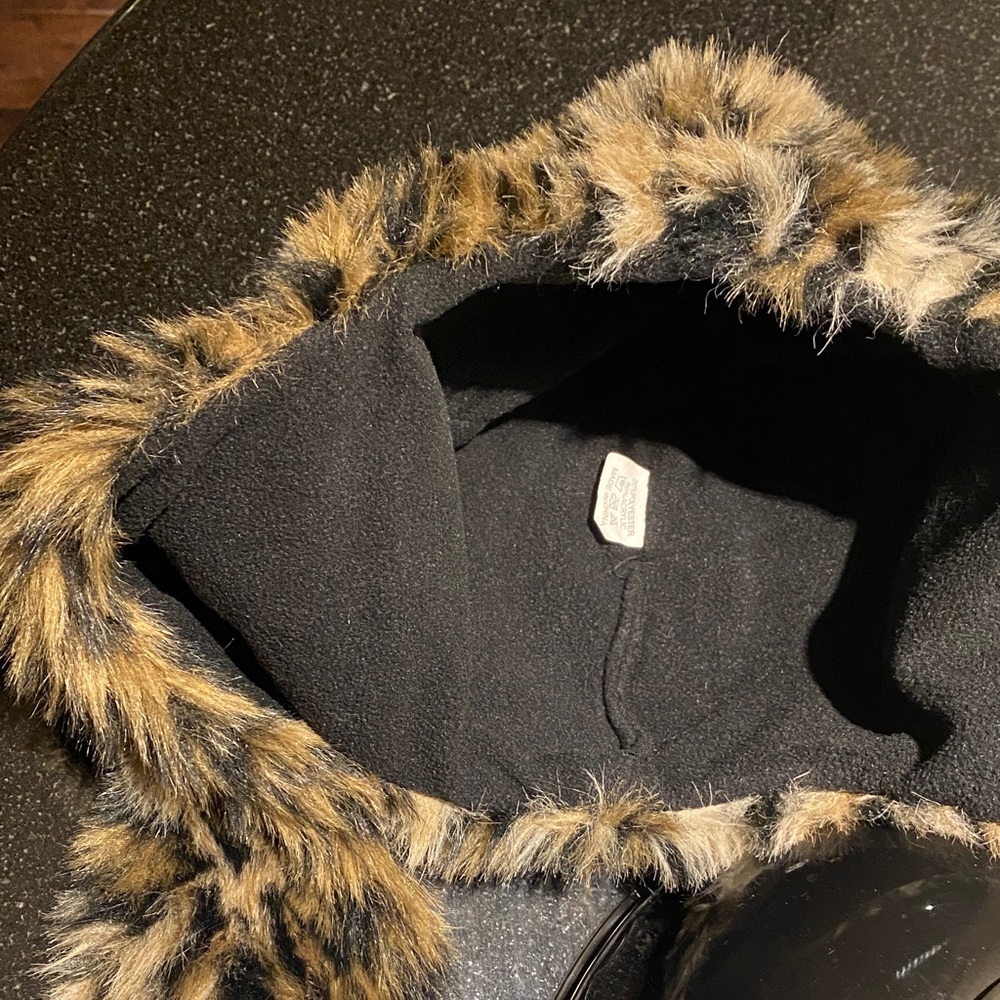 Faux Fur Leopard Hat with Long Scarf Paws. One size. - Picture 9 of 10